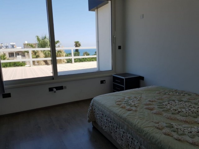 Karaoğlanoğlu Girne deniz manzaralı (30 m denize) 420 m2 3+2 ... 2676 m2  bahçesiyle modern villa