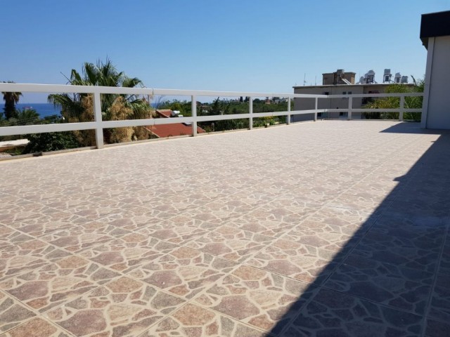 Karaoğlanoğlu Girne deniz manzaralı (30 m denize) 420 m2 3+2 ... 2676 m2  bahçesiyle modern villa