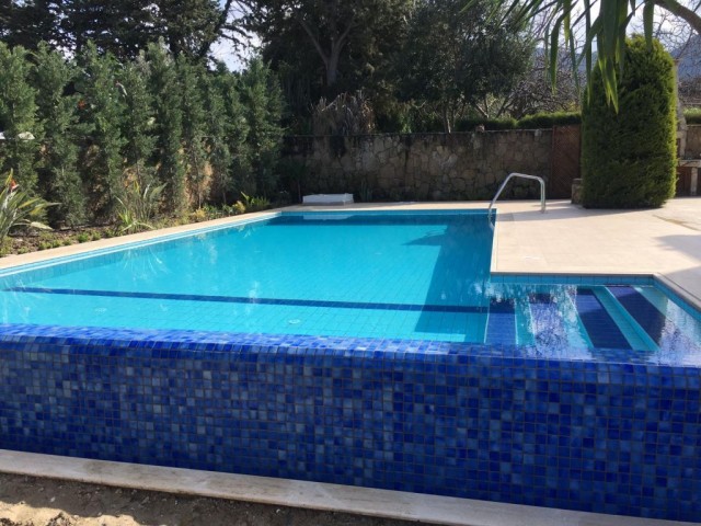 420m2 3 bedroom 2 longue,1 guest house extra in garden...Privet pool(4x8m) and 2700m2 garden....30meter to beach only...Avilable  long term now 