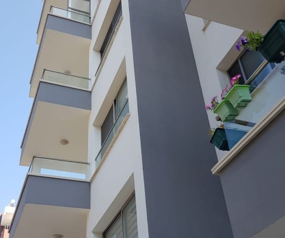 Girne Akçiçek Hastahanesi ve Eziç Penuts yanı.0.....135m2 on full eşyalı,inverter klimalı. 3+1 kiralık lüks daire( ebeveyn banyo tuvaletli) 2 deposit,1 kira 1komisyon. 1 kira 1 komisyon.