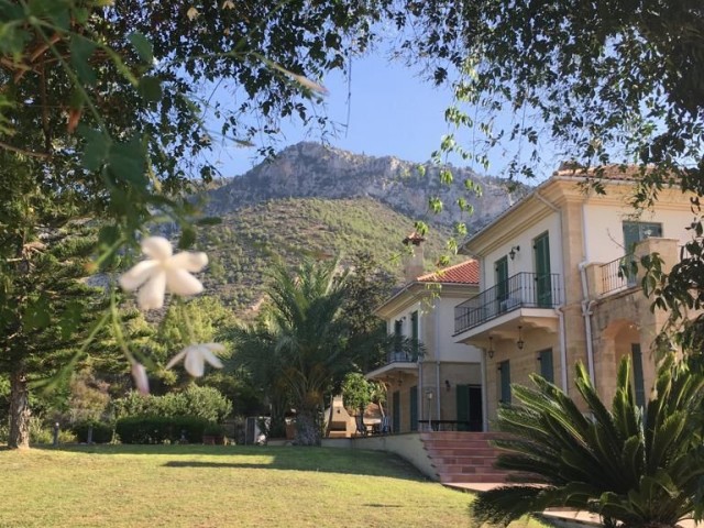 Chatalköy ist 950m2 mit herrlichem Berg-und Meerblick. 5 Schlafzimmer 3,5 Hektar mit Swimmingpool in dieser wunderschönen villa, deren Aussicht nie geschlossen ist ** 