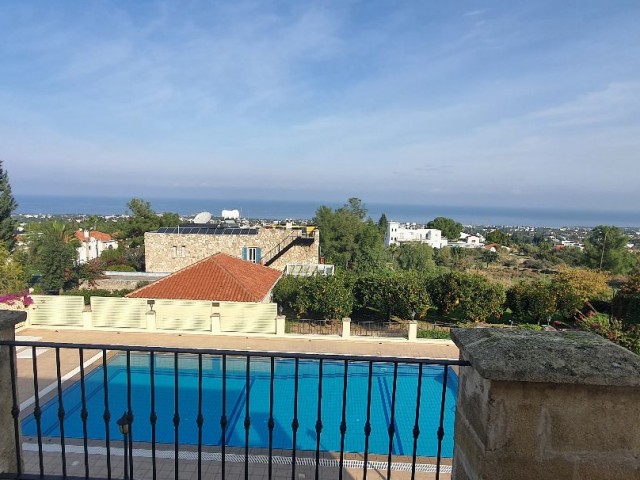 Chatalköy ist 950m2 mit herrlichem Berg-und Meerblick. 5 Schlafzimmer 3,5 Hektar mit Swimmingpool in dieser wunderschönen villa, deren Aussicht nie geschlossen ist ** 