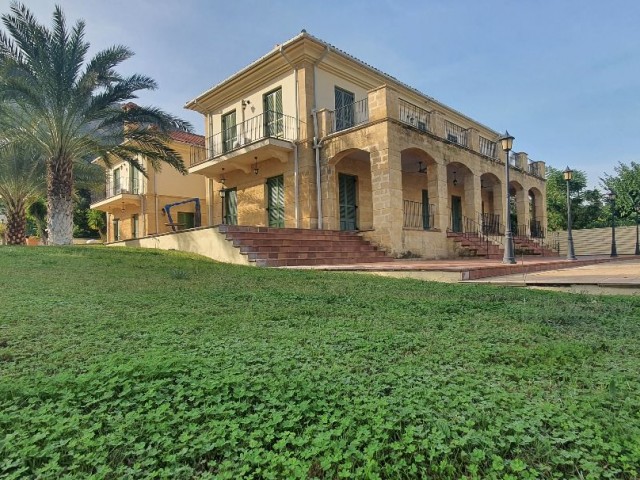 Chatalköy ist 950m2 mit herrlichem Berg-und Meerblick. 5 Schlafzimmer 3,5 Hektar mit Swimmingpool in dieser wunderschönen villa, deren Aussicht nie geschlossen ist ** 