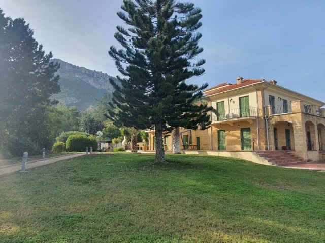 950m2 with magnificent mountain and sea views in Çatalköy. this magnificent villa with 5 bedrooms and a swimming pool in 3.5 acres of land, the view of which is never closed ** 