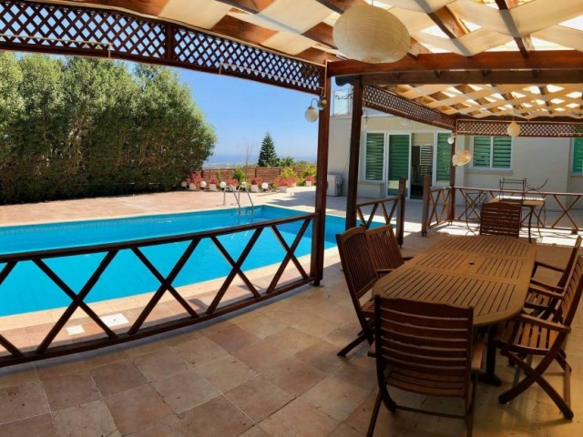 Girne Bellapais  muhteşem manzaralı 5+1 Ful deniz ve dağ manzaralı villa 