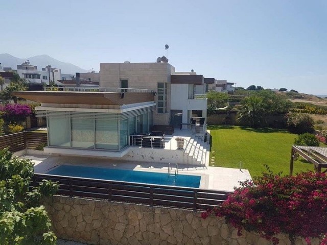Strandvilla 1300 m2 freistehende Villa mit Garten, Kyrenia Chatalköy ** 