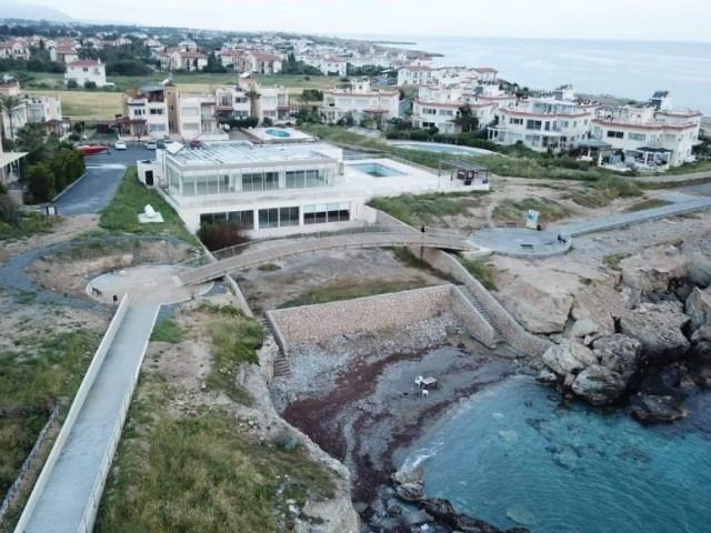 In Girne Lapta, 950 m² groß und oberhalb der Strandpromenade gelegen, eignet sich das zweistöckige Gebäude sowohl für die Nutzung als Club, Restaurant oder Wohnsitz. Unser Platz st