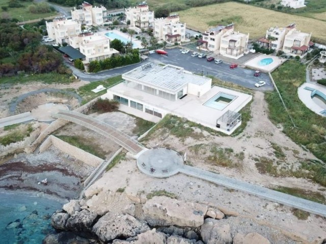 در Girne Lapta، 950 متر مربع و بالاتر از ساحل، ساختمان 2 طبقه برای استفاده در باشگاه، رستوران یا اقامتگاه مناسب است. محل ما برای فروش است.