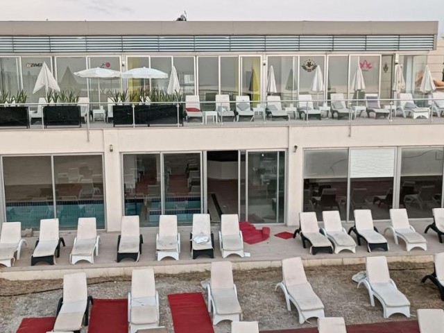 در Girne Lapta، 950 متر مربع و بالاتر از ساحل، ساختمان 2 طبقه برای استفاده در باشگاه، رستوران یا اقامتگاه مناسب است. محل ما برای فروش است.