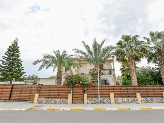 Girne Karakum Lemar bölgesi, 4+2 , 4×8 Havuz ve 750m2 bahçeli müstakil villa.