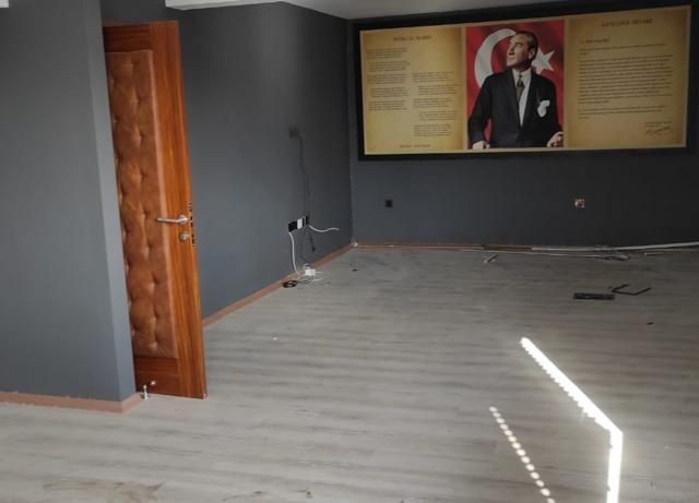 Girne işlek ana cadde uzeri triplex  450m2 komple dükyan.Ofis,Banka, Sağlık merkezi olmaya elverişli, Park sorunu yok...