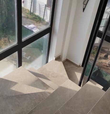 Girne işlek ana cadde uzeri triplex  450m2 komple dükyan.Ofis,Banka, Sağlık merkezi olmaya elverişli, Park sorunu yok...