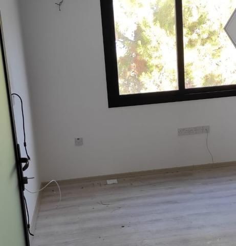 Girne işlek ana cadde uzeri triplex  450m2 komple dükyan.Ofis,Banka, Sağlık merkezi olmaya elverişli, Park sorunu yok...