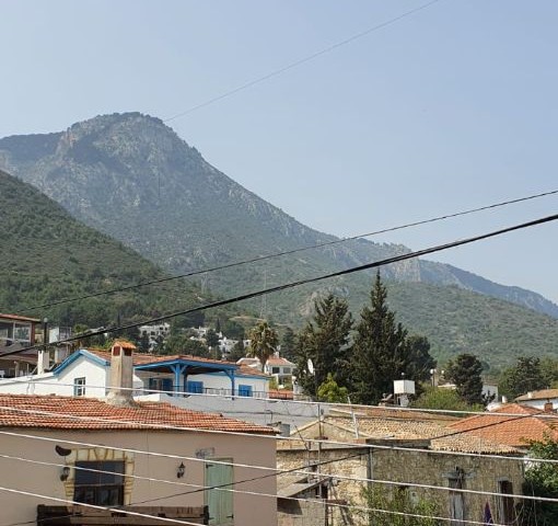 KKTC,Girne Bellapais'te köy merkezinde tarihi binalar( 4 ev 1 dükyan ) ve 1 arsa  komple satılacaktır.Eşdeğer tapulu.