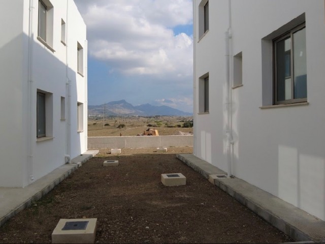 Kyrenia Im Hals...Geräumige Apartments mit Garten oder Terrasse 100 Meter von der alten Gehrung Straße..fertig fertig ** 