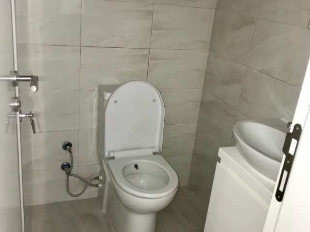 Girne Kar Market bölgesi 3+1, full, çift balkon,3 wc....Aile veya Çalışan icın...Öğrenciye verilmeyecek