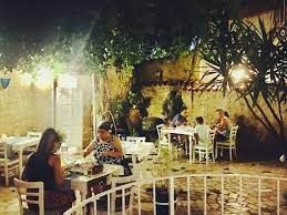 Girne antik yat limanına 50 metre mesafede......Hava parası YOK,A dan Z ye tüm mefruşatıyle ,hemen işe başlamak için hazır Cafe,bar,restorant.