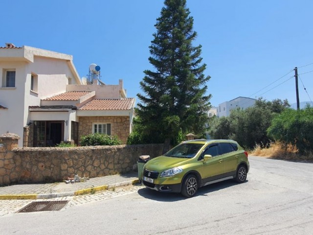 Girne Zeytinlik'te satılık 4+1 200m2 eşyalı villa, eşdeğer koçan, problemsiz.