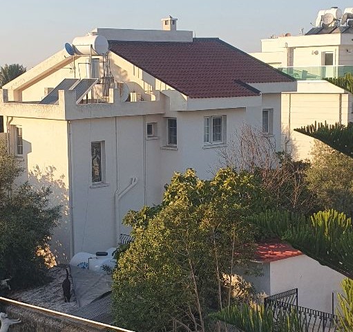 Girne Zeytinlik'te satılık 4+1 200m2 eşyalı villa, eşdeğer koçan, problemsiz.