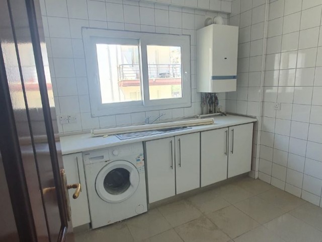 20 Temmuz Futbol Statyumu karşısı 15 odalı, 600m2 komple  kiralık bina 45.000 TL aylık kira bedelidir