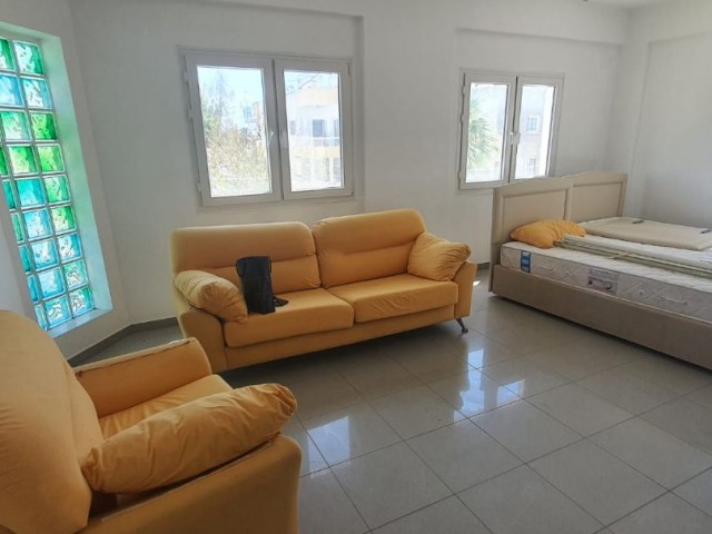 20 Temmuz Futbol Statyumu karşısı 15 odalı, 600m2 komple  kiralık bina 45.000 TL aylık kira bedelidir