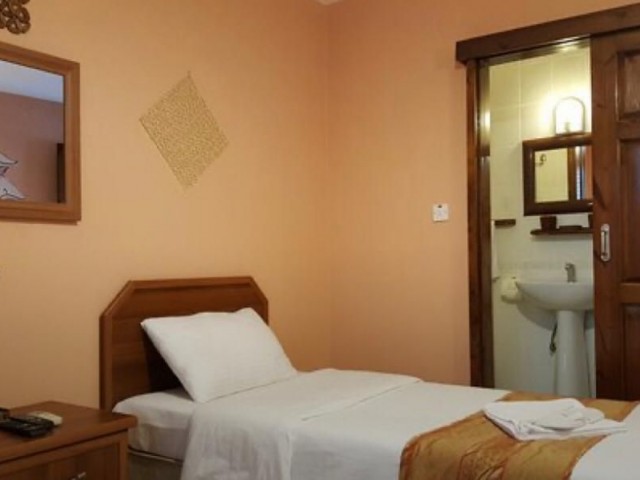 Girne Antik Limanda 15 odalı,full eşyalı,işletmeye hazır Butik Hotel. Satış 1000.000 GBP den 750.000 stg ye düştü..veya Aylık kiralık 3000 GBP  den de 1750 GBP düştü.. Hava parası yok.