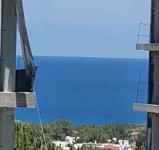 Girne Havuzlu güvenlikli sitede dağ deniz havuz manzaralı yüksek kat full eşyalı