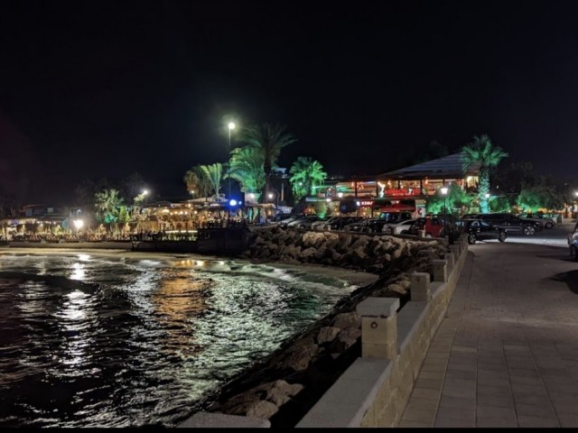 Pier Bosporus, Kemals Platz über dem Fischrestaurant, Eckgrundstück von 430m2. ** 