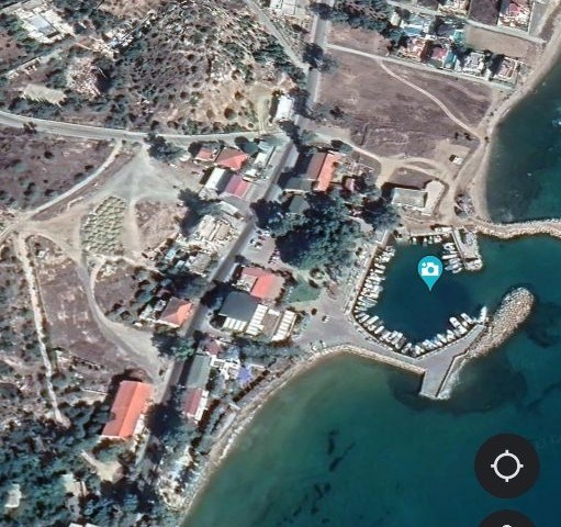 Искеле Босфор, площадь Кемаля, над рыбным рестораном, угловой участок 430м2. ** 