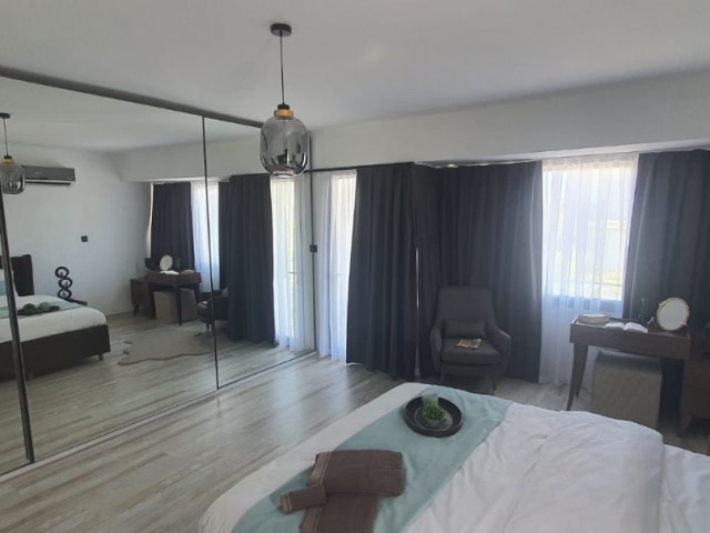 Kyrenia almost City center(3min drive distance,communal pool,2 car park privet garage. 200 m2 useage area.