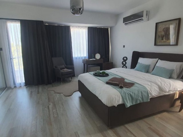 Kyrenia almost City center(3min drive distance,communal pool,2 car park privet garage. 200 m2 useage area.