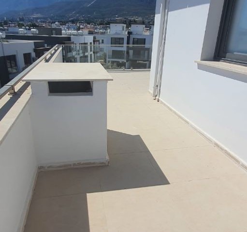 Kyrenia almost City center(3min drive distance,communal pool,2 car park privet garage. 200 m2 useage area.