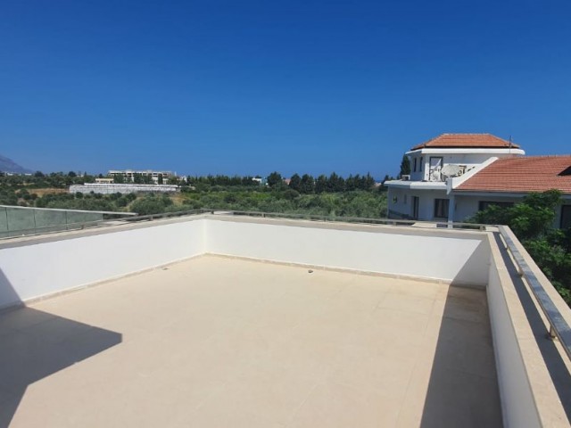 Kyrenia almost City center(3min drive distance,communal pool,2 car park privet garage. 200 m2 useage area.