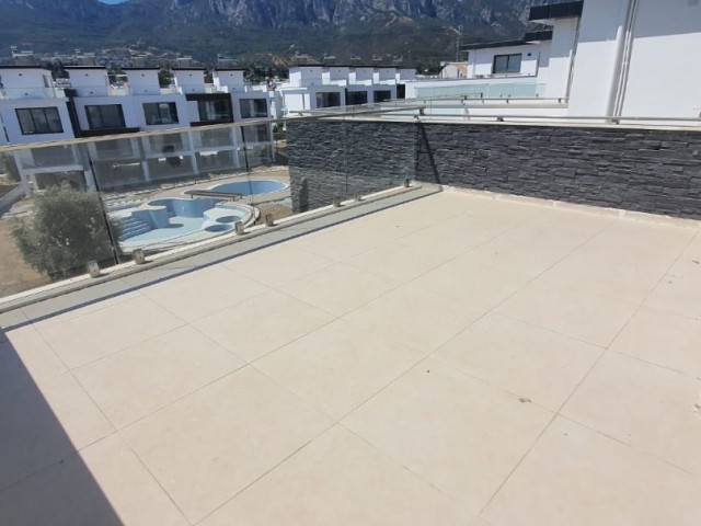 Girne Zeytinlik'te triplex 3+1 Havuzlu sitede Villa.(Yüksek kira getirisi )