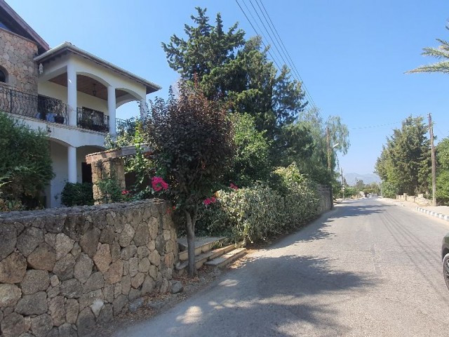 Kyrenia,Çatalköy...Near by Asil Nadir's Meantion House. 6 bedroom,2 dining room,2 kitchen...5x10 Pool, 2680 m2 garden...Sea and mauntain view...Exchange Tittle deeds on owners name.