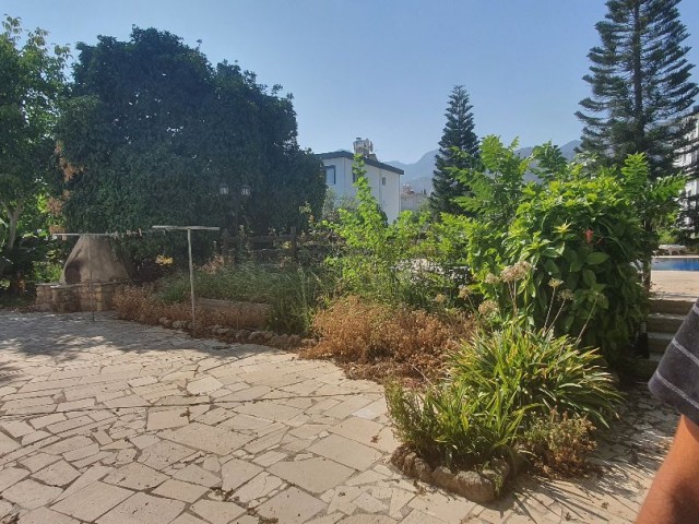 Kyrenia,Çatalköy...Near by Asil Nadir's Meantion House. 6 bedroom,2 dining room,2 kitchen...5x10 Pool, 2680 m2 garden...Sea and mauntain view...Exchange Tittle deeds on owners name.