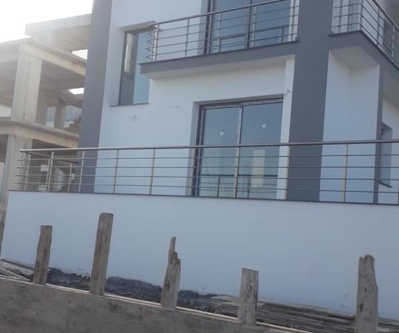 Kıbrıs Girne Çatalköy de lüks Villa. 3+1..... 120 m2 iç alan 90 m2 balcon, 240 m2 bahçe...50 bin stg değerinde daire araba iç8ne akınabilir.