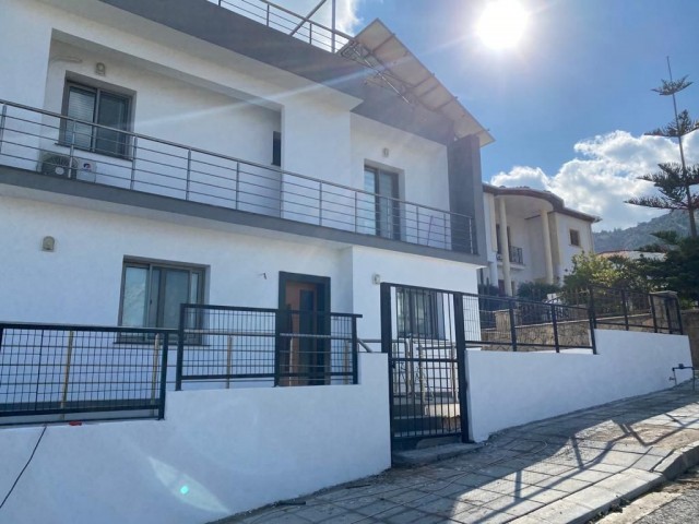 Kıbrıs Girne Çatalköy de lüks Villa. 3+1..... 120 m2 iç alan 90 m2 balcon, 240 m2 bahçe...50 bin stg değerinde daire araba iç8ne akınabilir.