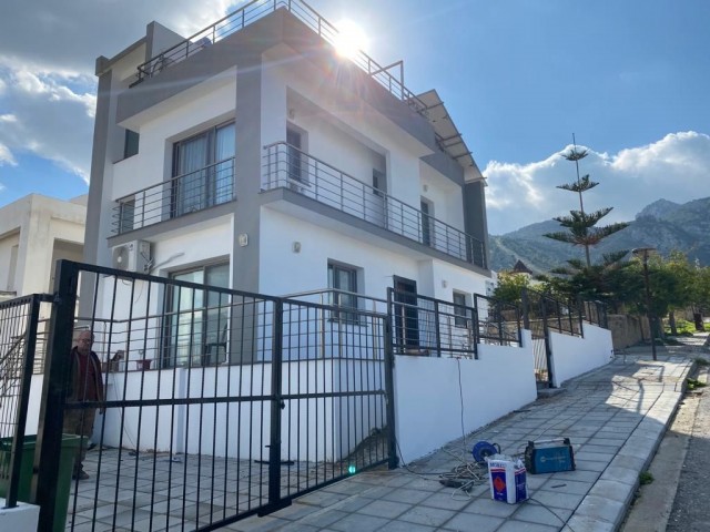 Kıbrıs Girne Çatalköy de lüks Villa. 3+1..... 120 m2 iç alan 90 m2 balcon, 240 m2 bahçe...50 bin stg değerinde daire araba iç8ne akınabilir.