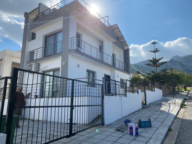 Kıbrıs Girne Çatalköy de lüks Villa. 3+1..... 120 m2 iç alan 90 m2 balcon, 240 m2 bahçe...50 bin stg değerinde daire araba iç8ne akınabilir.