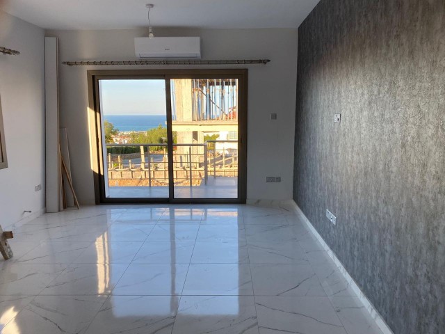 Kıbrıs Girne Çatalköy de lüks Villa. 3+1..... 120 m2 iç alan 90 m2 balcon, 240 m2 bahçe...50 bin stg değerinde daire araba iç8ne akınabilir.