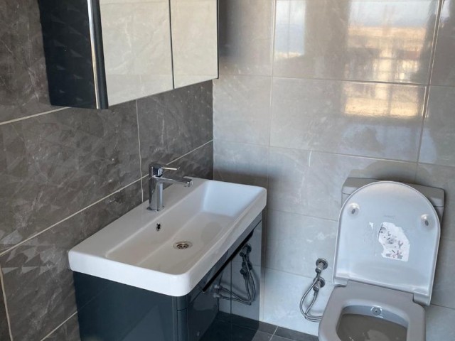 Kıbrıs Girne Çatalköy de lüks Villa. 3+1..... 120 m2 iç alan 90 m2 balcon, 240 m2 bahçe...50 bin stg değerinde daire araba iç8ne akınabilir.