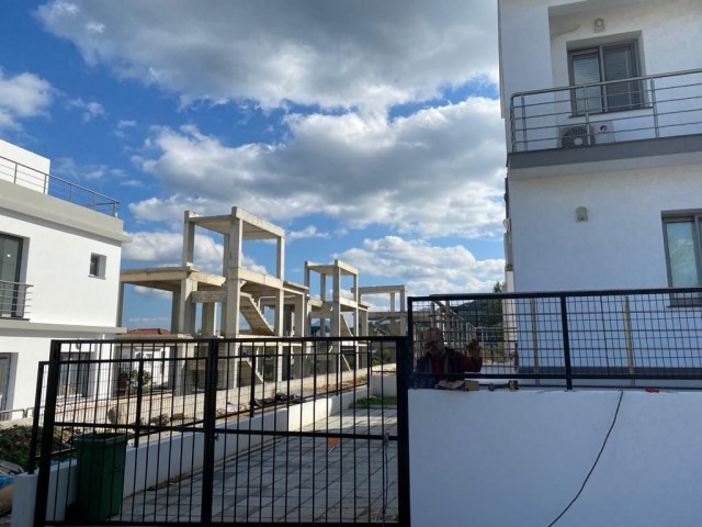 Kıbrıs Girne Çatalköy de lüks Villa. 3+1..... 120 m2 iç alan 90 m2 balcon, 240 m2 bahçe...50 bin stg değerinde daire araba iç8ne akınabilir.