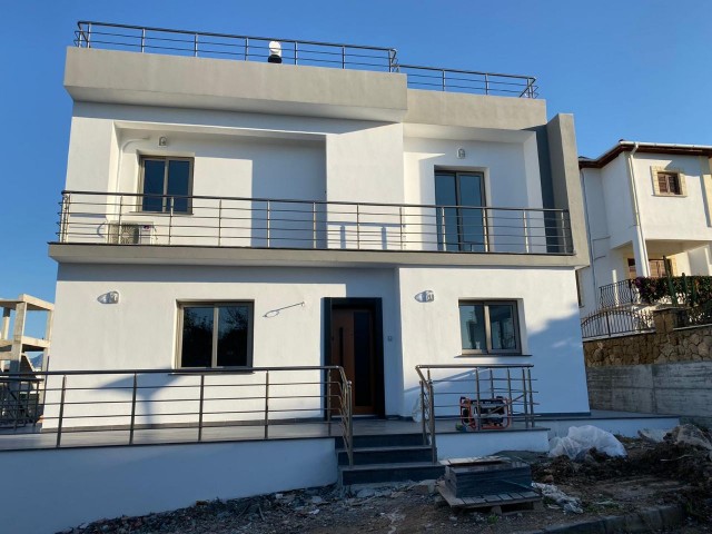 Kıbrıs Girne Çatalköy de lüks Villa. 3+1..... 120 m2 iç alan 90 m2 balcon, 240 m2 bahçe...50 bin stg değerinde daire araba iç8ne akınabilir.