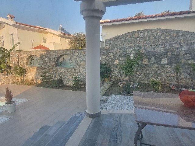 Villa mit Garten mit Pool zum Verkauf in Kyrenia Alsancakta 3 + 1 Berg-und Meerblick. ** 