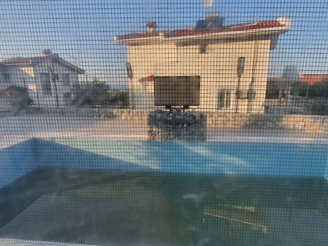 Villa mit Garten mit Pool zum Verkauf in Kyrenia Alsancakta 3 + 1 Berg-und Meerblick. ** 