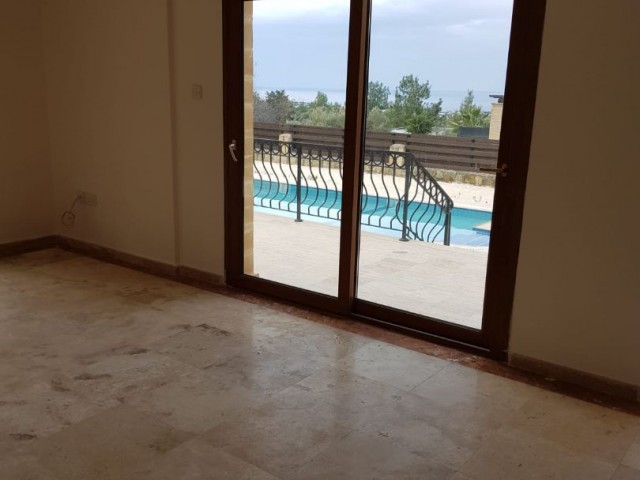 Mustajil villa mit 850m2 Garten und privatem Pool in Kyrenia Chatalköy.Ohne Gepäck.Es werden 2000 GBP als Möbel ausgegeben... ** 