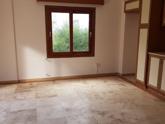 Girne Çatalköy'de 850m2 bahçe ve özel havuzlu müstajil villa.Eşyasız.Eşyalı olarak 2000 GBP verilecektir...