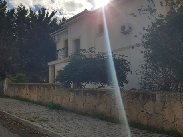 Girne Çatalköy'de 850m2 bahçe ve özel havuzlu müstajil villa.Eşyasız.Eşyalı olarak 2000 GBP verilecektir...