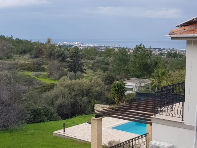 Girne Çatalköy'de 850m2 bahçe ve özel havuzlu müstajil villa.Eşyasız.Eşyalı olarak 2000 GBP verilecektir...